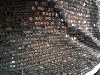 Vestido lentejuelas negro manga acampanada