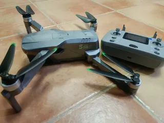 Dron gris con mando