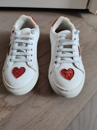 Scarpe da ginnastica bianche con cuori rossi