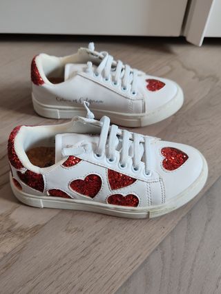 Scarpe da ginnastica bianche con cuori rossi