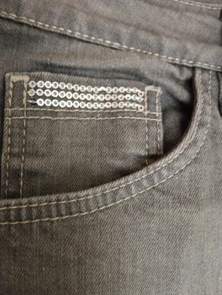 Pantalón tejano gris talla 42,en perfecto estado