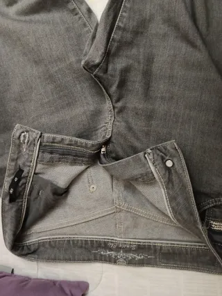 Pantalón tejano gris talla 42,en perfecto estado