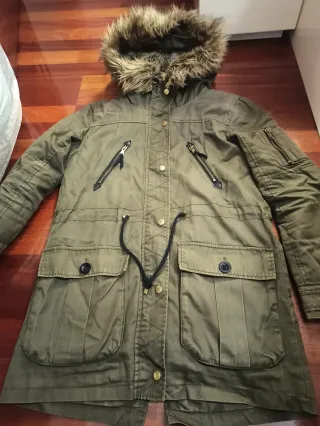 Parka verde con pelo, muy abrigada