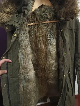 Parka verde con pelo, muy abrigada