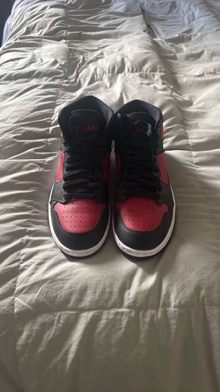 Zapatillas Jordan Negras y Rojas talla 40