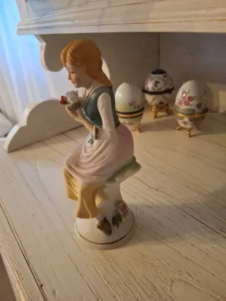 Figurina Capodimonte donna con fiori