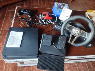 Consola PS4 con 2 mandos y cables