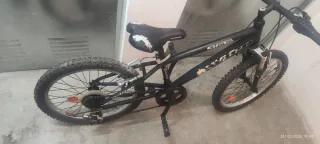 Bicicleta de montaña negra