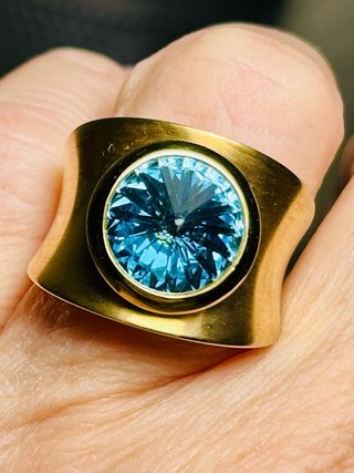 Anillo Diseño Oro y Circonita Azul Grande