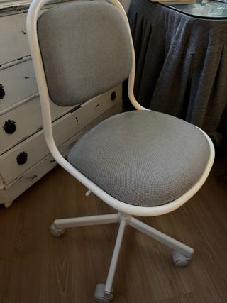 Silla de oficina gris y blanca