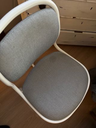 Silla de oficina gris y blanca
