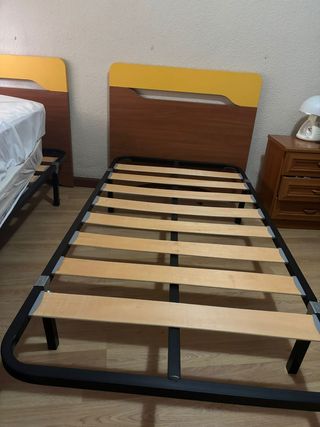 Camas gemelas con cabeceroy colchón