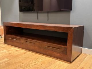 Estantería de madera oscura y mueble de televisión