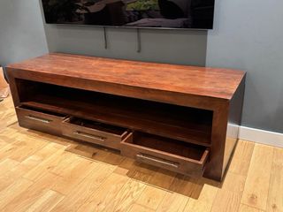 Estantería de madera oscura y mueble de televisión