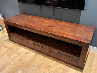 Estantería de madera oscura y mueble de televisión