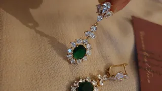 Pendientes chapados en oro con esmeralda