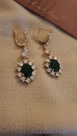 Pendientes chapados en oro con esmeralda