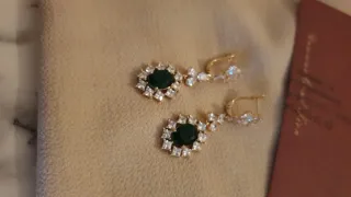 Pendientes chapados en oro con esmeralda