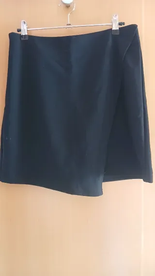 Falda asimétrica negra