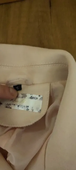 Chaqueta rosa con bordado floral