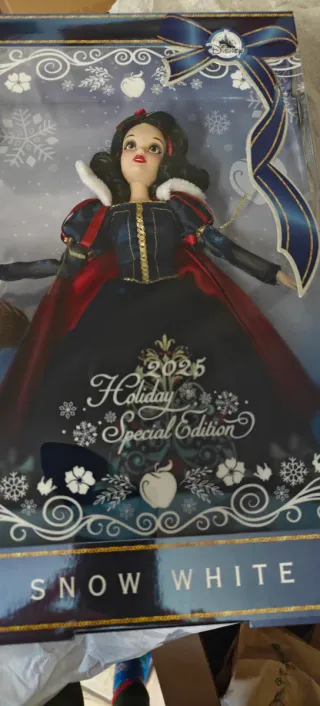 Snow White Disney Parks 2025 Holiday Special Editi