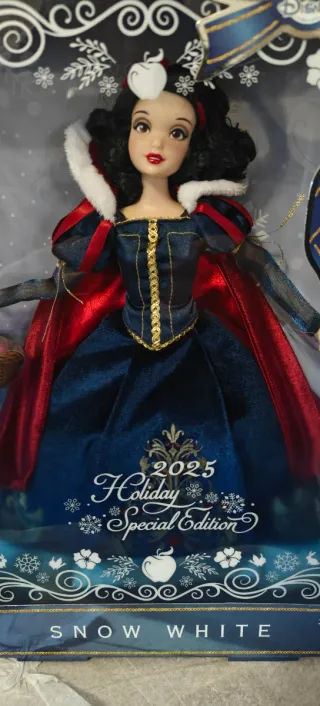 Snow White Disney Parks 2025 Holiday Special Editi