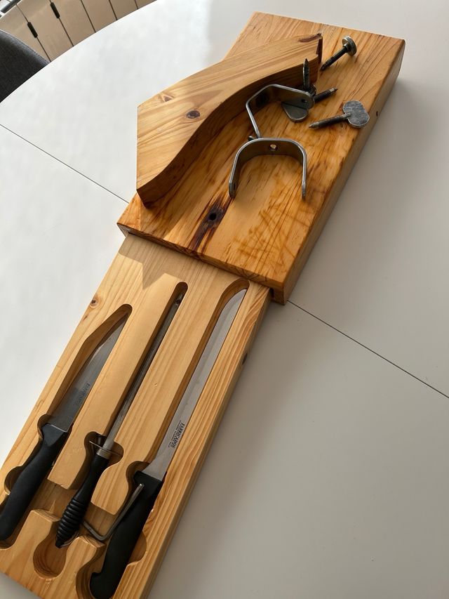 Fatia-presunto de madeira com facas