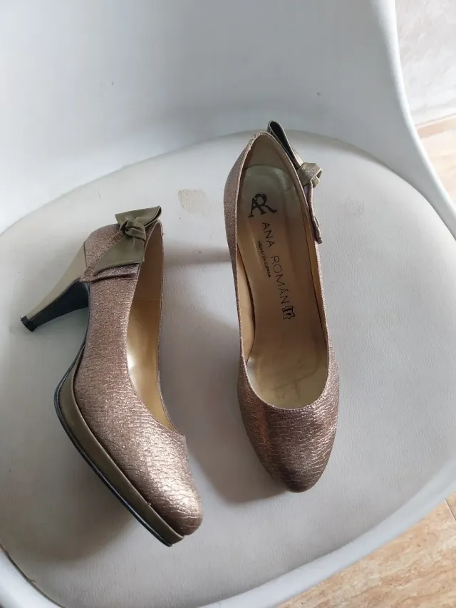 Zapatos Ana Román dorados T.39