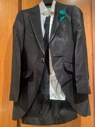 Traje de gala negro con pañuelo verde