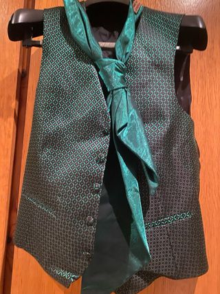 Traje de gala negro con pañuelo verde