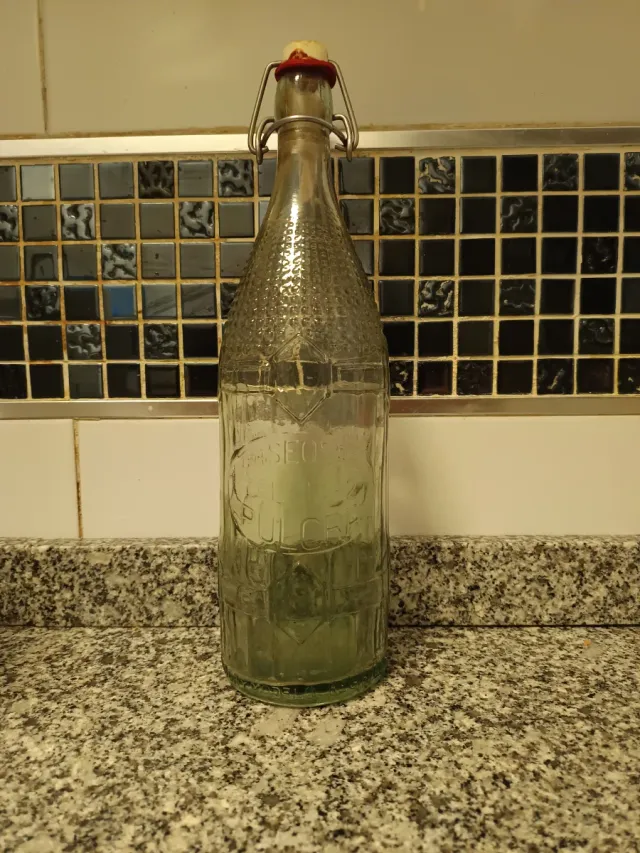 Vecchia bottiglia di bibita pulita da un litro