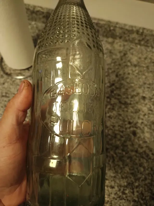 Vecchia bottiglia di bibita pulita da un litro