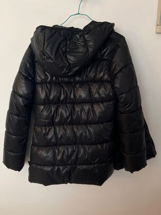 Abrigo acolchado niña negro con capucha Benetton