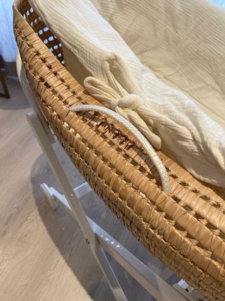 Moisés para bebé de mimbre con soporte