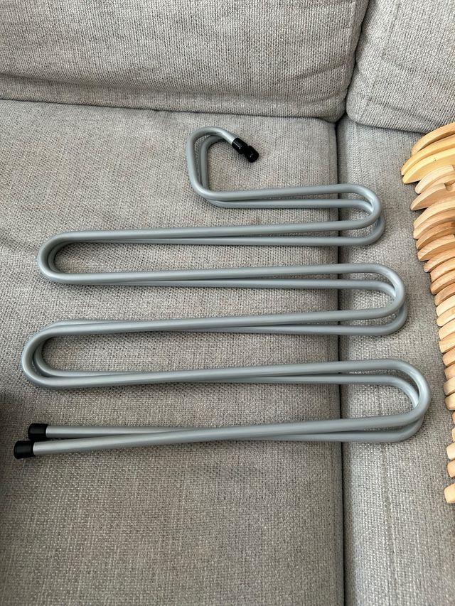 Percha para varios pantalones gris
