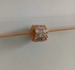 Charm dorado con piedras pavé