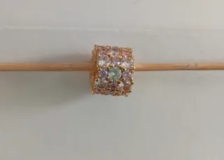 Charm dorado con piedras pavé