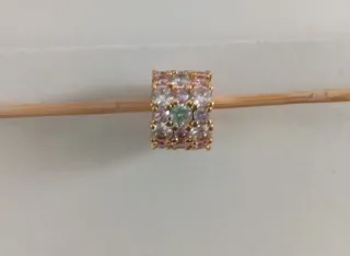 Charm dorado con piedras pavé