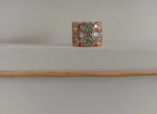 Charm dorado con piedras pavé