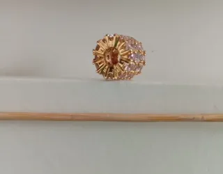 Charm dorado con piedras pavé