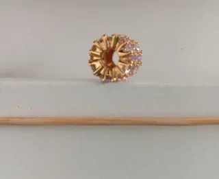 Charm dorado con piedras pavé