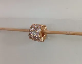 Charm dorado con piedras pavé