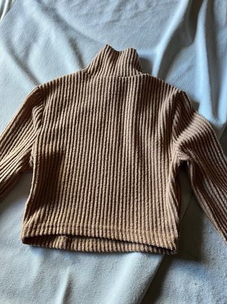 Jersey de cuello alto marrón acanalado
