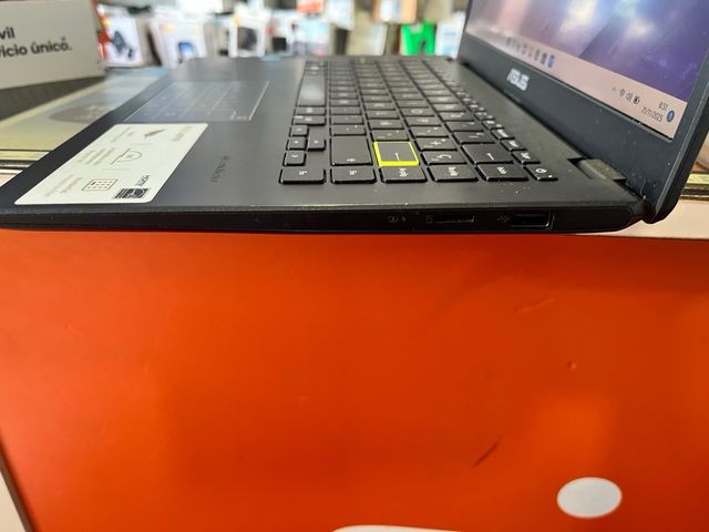 Portátil Asus E140M Win 11