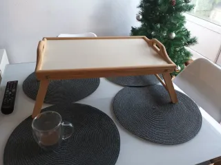 Bandeja de madera para cama