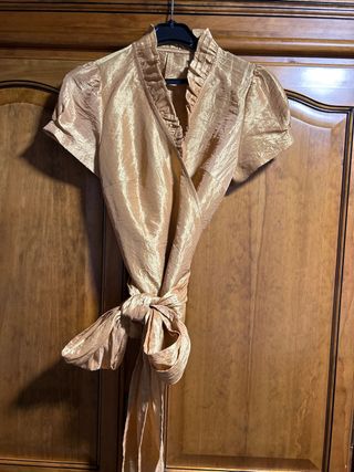 Chaquetilla dorada con lazada