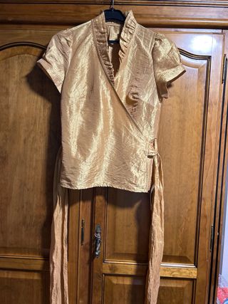 Chaquetilla dorada con lazada