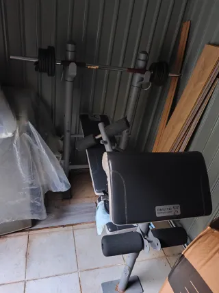 Banco de pesas y barra con discos