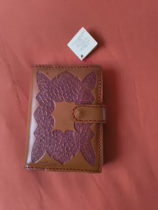 Agenda de piel con diseño floral