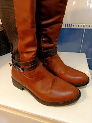 Botas altas marrones y negras